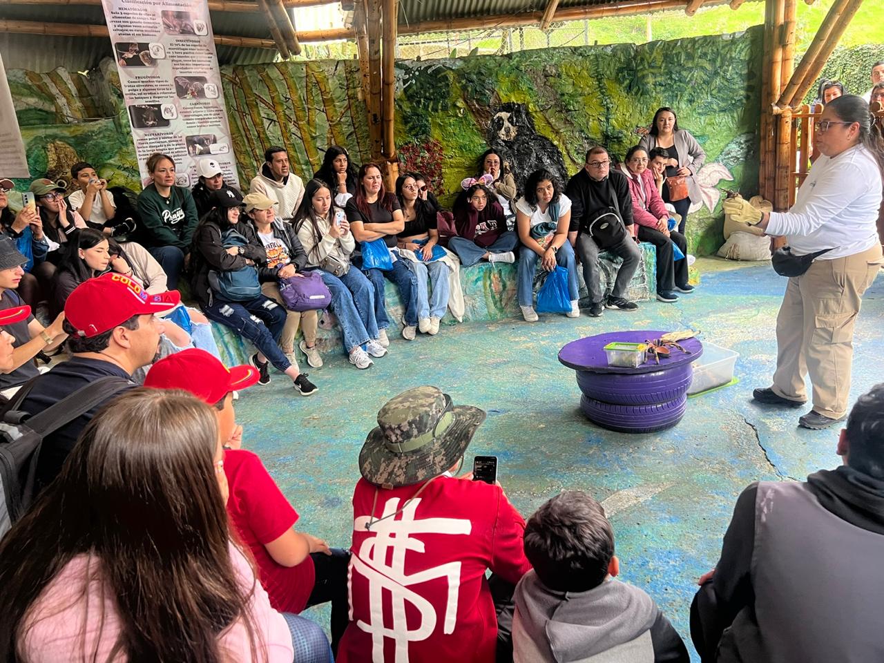 Asociados y familias comparten una actividad de integración en el zoológico